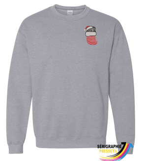 Crewneck de Noël brodé – Petit chat dans un bas festif