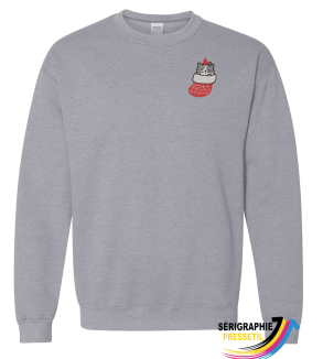 Chandail Noël brodé – Chat mignon dans un bas de Noël