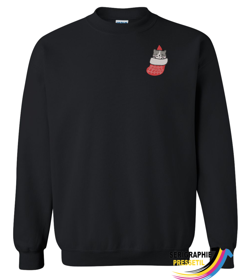 Chandail Noël brodé – Chat mignon dans un bas de Noël