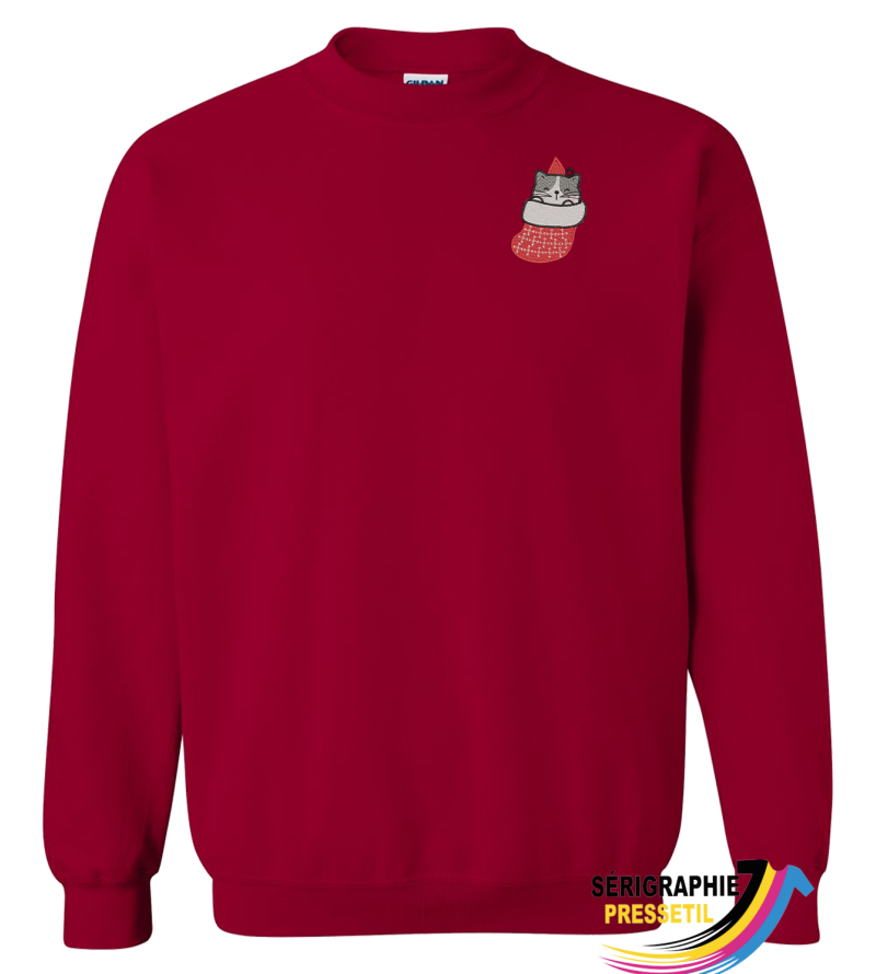 Chandail Noël brodé – Chat mignon dans un bas de Noël