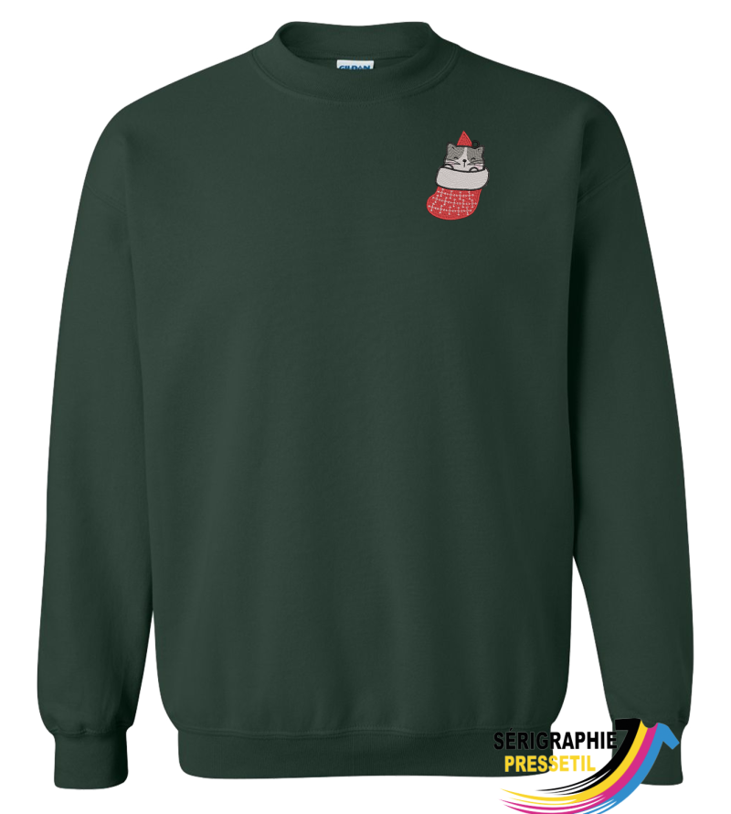 Chandail Noël brodé – Chat mignon dans un bas de Noël